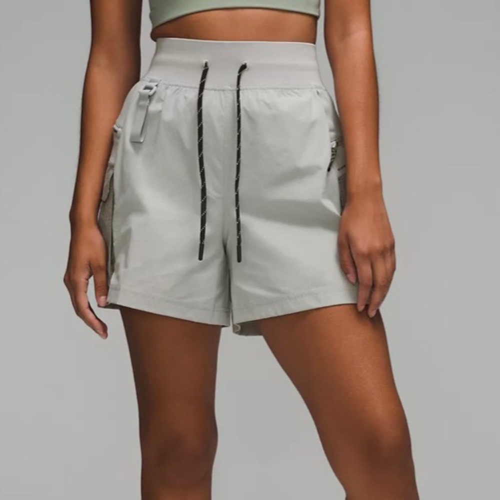 Lululemon Multi-Pocket Cargo High-Rise Hiking Short 5”